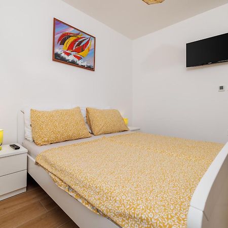 Apartmani Viktorija Jadranovo Exterior foto